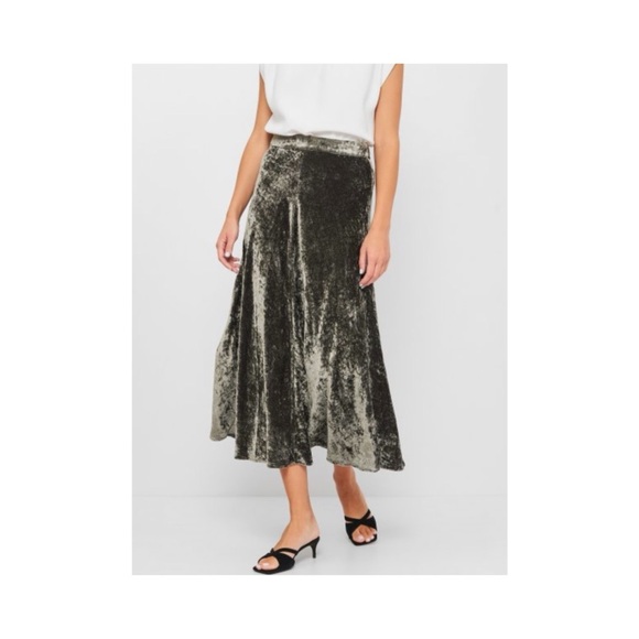 ✨HP✨ZARA XS Dark Green Velvet Midi Skirt - Picture 2 of 8
